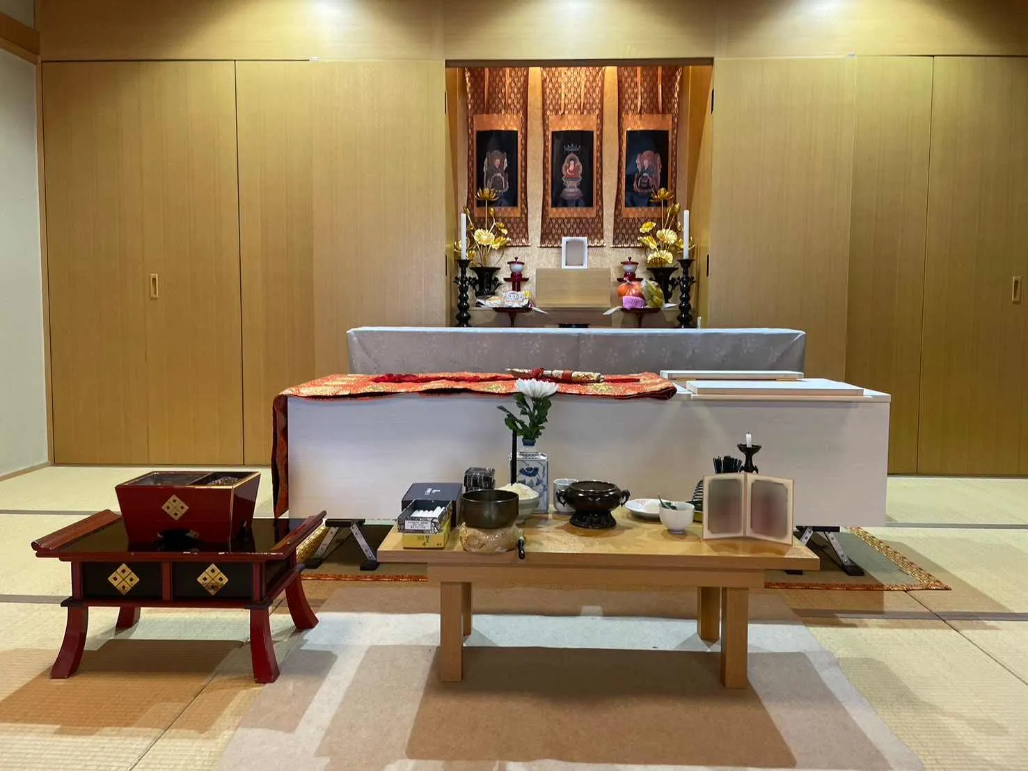 洞光寺会館 祭壇・内装
